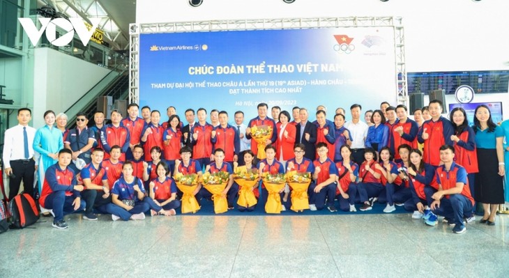 Vietnamese athletes depart for ASIAD 19 in Hangzhou, China - ảnh 1