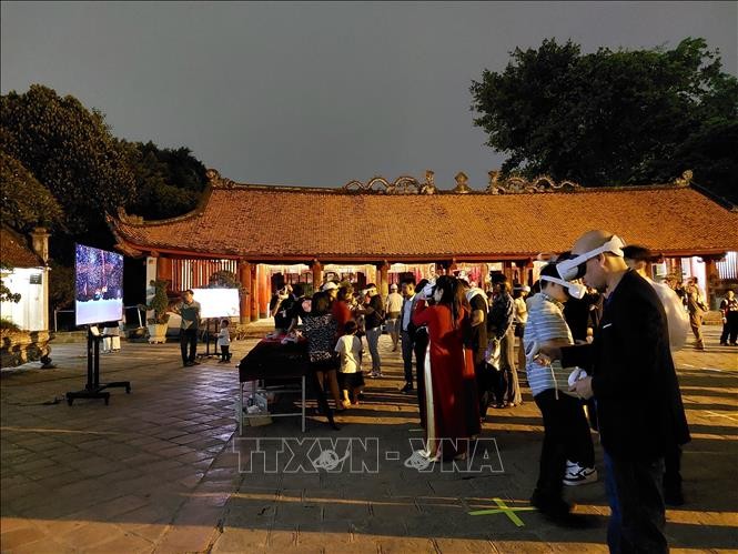 Hanoi pilots night tour of Temple of Literature - ảnh 1
