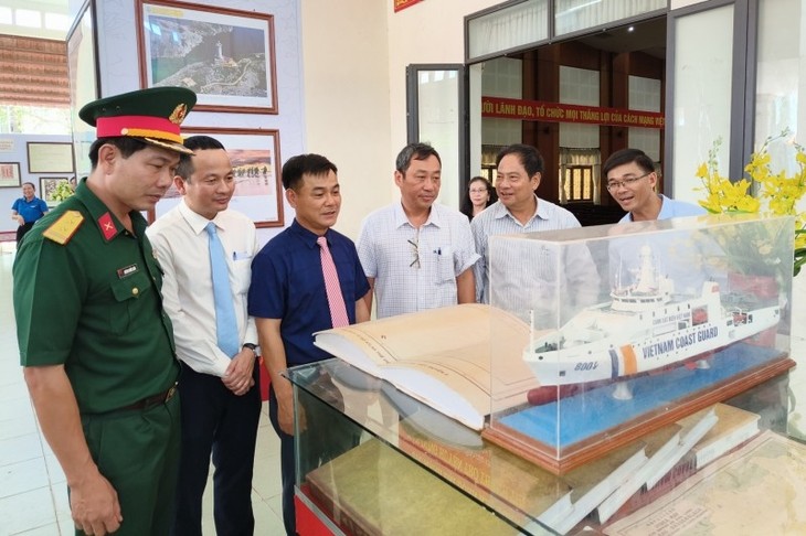 Exhibition highlights Vietnamese sovereignty over seas and islands - ảnh 1