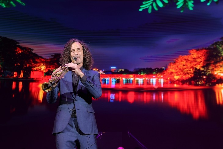 Kenny G enchants audience of over 4,000 in Hanoi - ảnh 1