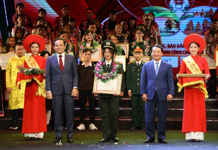 143 outstanding ethnic minority youngsters honored - ảnh 1