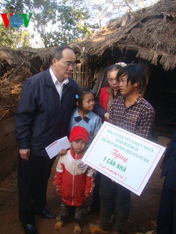 Руководители Вьетнама вручили подарки малоимущим семьям в провинциях Даклак и Бакзянг - ảnh 1