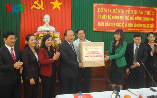 Вице-премьер СРВ Нгуен Суан Фук навестил и поздравил жителей провинций Куангнгай и Куангнам - ảnh 1