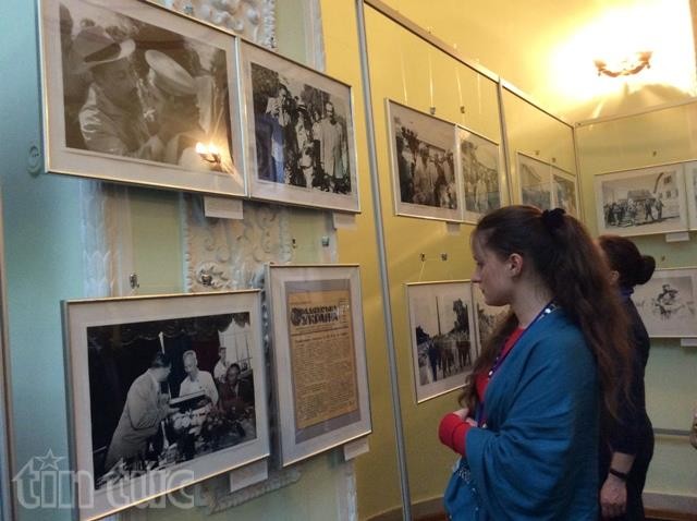 На Украине и в Алжире проходят фотовыставки о президенте Хо Ши Мине - ảnh 1