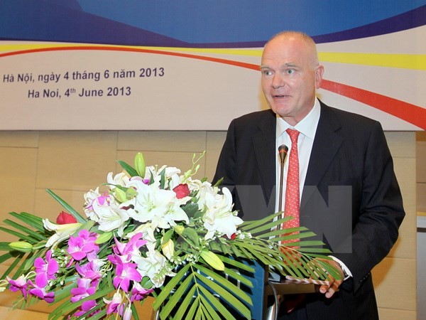 Вручена памятная медаль «За здоровье населения» главе миссии ЕС во Вьетнаме - ảnh 1