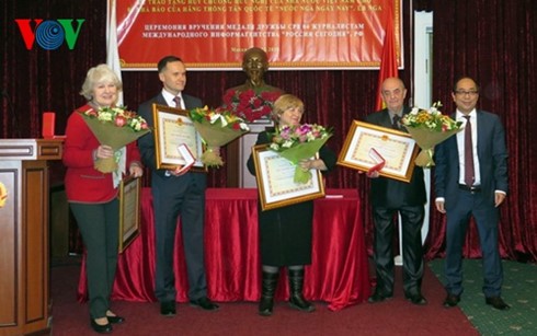 4 российских журналиста награждены медалью Дружбы вьетнамского государства - ảnh 1