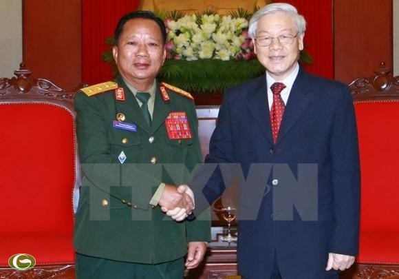 Генсек ЦК КПВ Нгуен Фу Чонг принял министра обороны Лаоса - ảnh 1
