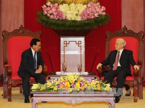 Генсек ЦК КПВ Нгуен Фу Чонг принял высокопоставленную делегацию Лаоса - ảnh 1