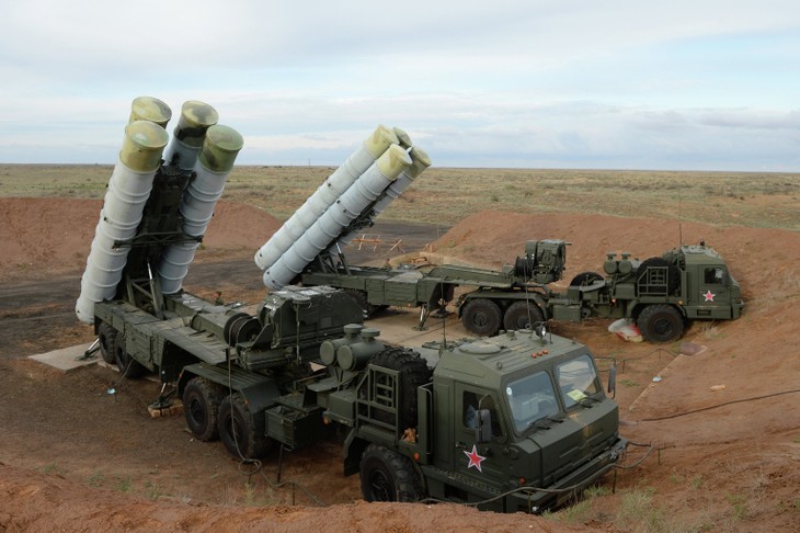 Россия перебросит в Крым ракетные комплексы С-400 - ảnh 1