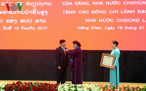 Церемония вручения орденов партии и государства Вьетнама высшим руководителям Лаоса - ảnh 1