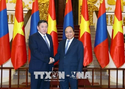 Премьер Вьетнама принял председателя Великого государственного хурала Монголии - ảnh 1
