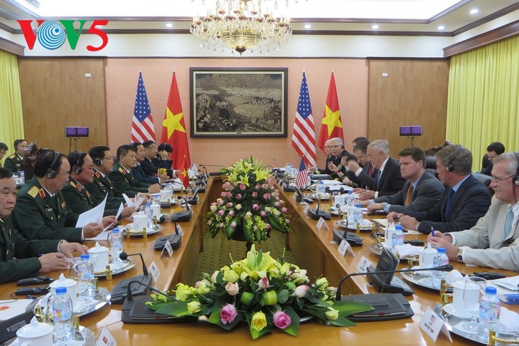 В Ханое прошли переговоры между министрами обороны Вьетнама и США - ảnh 1