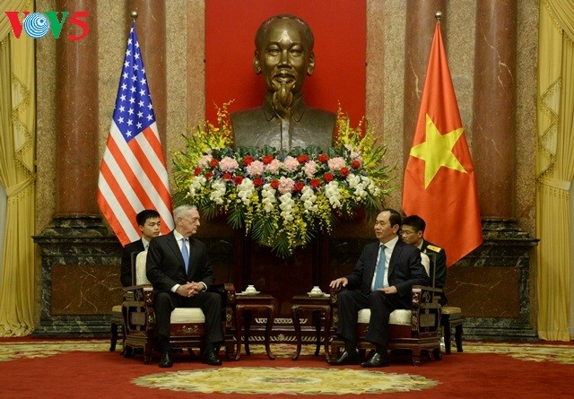 Президент Чан Дай Куанг принял министра обороны США Джеймса Мэттиса - ảnh 1