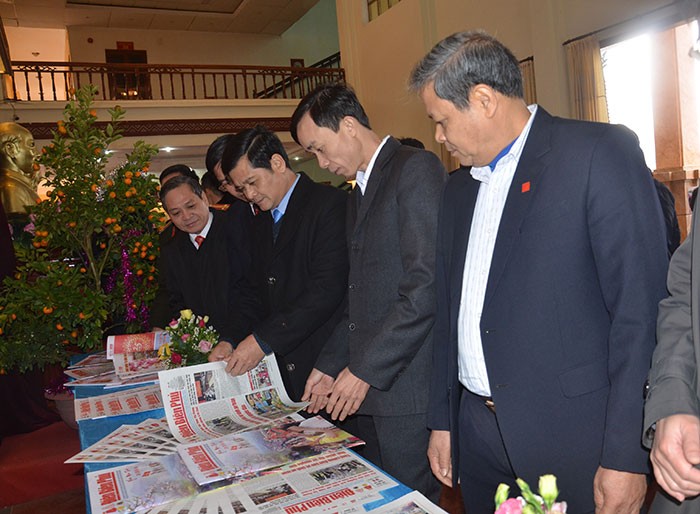 Во многих провинциях и городах Вьетнама организован праздник весенних номеров газет - ảnh 1
