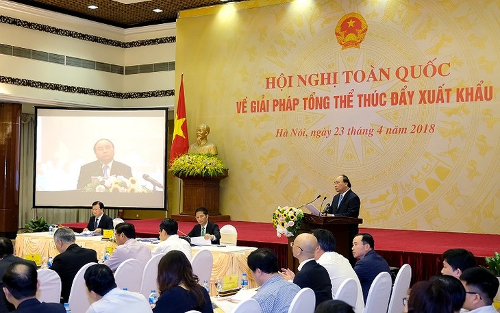 Премьер Вьетнама Нгуен Суан Фук: Нужно изменить взгляды на стратегию экспорта - ảnh 1