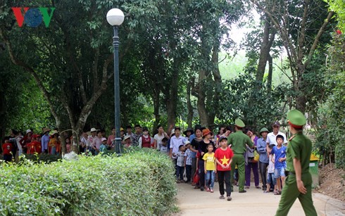 По всему Вьетнаму проходят различные мероприятия, приуроченные ко Дню воссоединения страны - ảnh 2