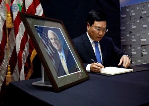 Вице-премьер Вьетнама выразил соболезнования американскому правительству и парламенту - ảnh 1