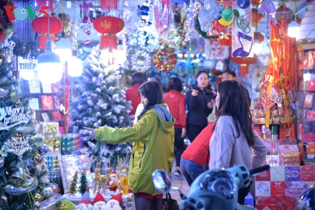 Товары вьетнамского производства пользуются самой большой популярностью в преддверии Рождества - ảnh 1