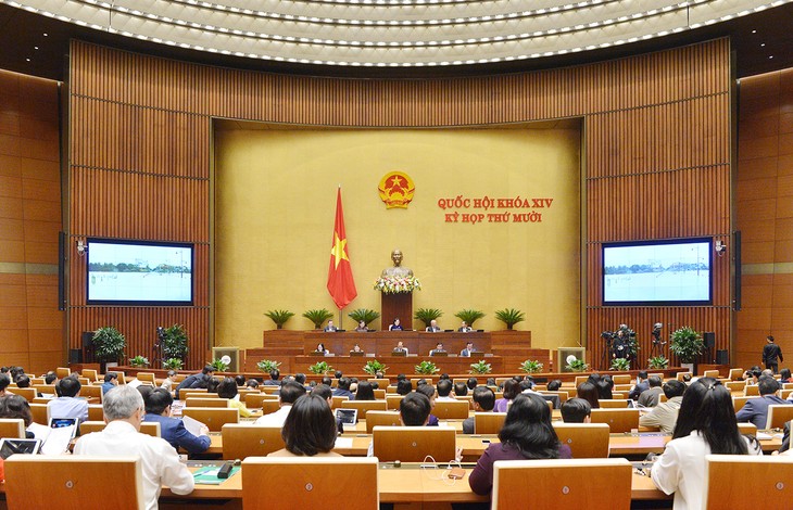 Национальное собрание Вьетнама продолжает рассматривать вопрос социально-экономического развития страны - ảnh 1