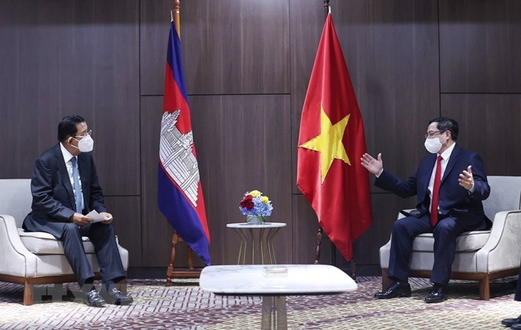 Премьер-министр Вьетнама провёл отдельные встречи со своими коллегами из Камбоджи, Малайзии и Сингапура - ảnh 1