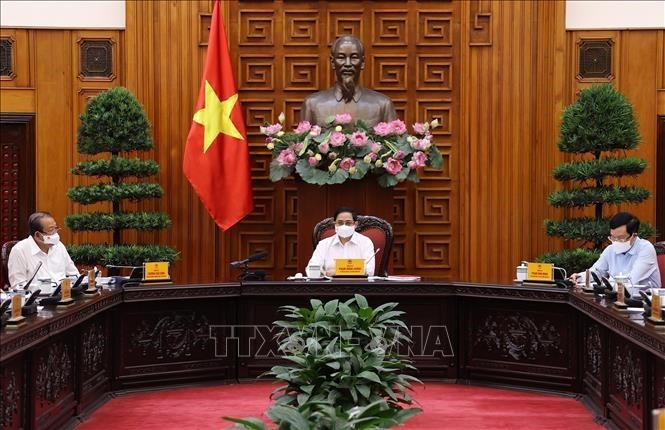 Премьер-министр Вьетнама председательствовал на совещании по профилактике и борьбе с эпидемией COVID-19 - ảnh 1