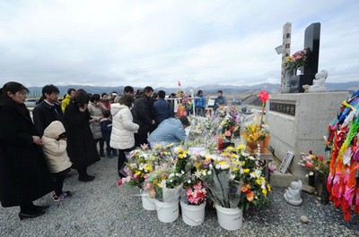 ญี่ปุ่นรำลึก๑ปีภัยพิบัติแผ่นดินไหวและคลื่นสึนามิ - ảnh 1