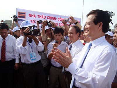 พิธีเปิดถนนที่เชื่อมระหว่างอำเภอVị Thanh จังหวัด Hậu Giang กับนคร Cần Thơ   - ảnh 1