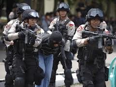 อินโดนีเซียจับกุมตัวผู้ต้องสงสัย๑๑คนที่วางแผนโจมตีสถานทูตสหรัฐ  - ảnh 1