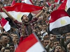 การชุมนุมในอียิปต์ยังคงเกิดขึ้นต่อไปก่อนการทำประชาพิจารณ์ - ảnh 1