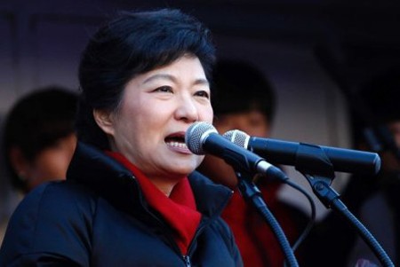 นาง ปาร์กกึมเฮเข้าพิธีสาบานตนรับตำแหน่งประธานาธิบดีสาธารณรัฐเกาหลี  - ảnh 1