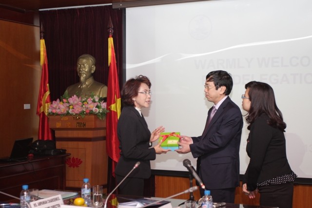 ประธานสถานีวิทยุเวียดนามให้การต้อนรับคณะผู้แทนกรมประชาสัมพันธ์ไทย - ảnh 6