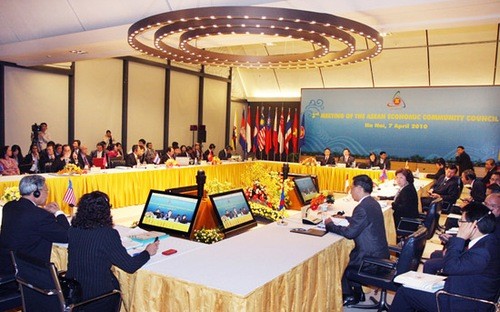 การเปิดการประชุมสภาประชาคมเศรษฐกิจอาเซียนครั้งที่๙ - ảnh 1