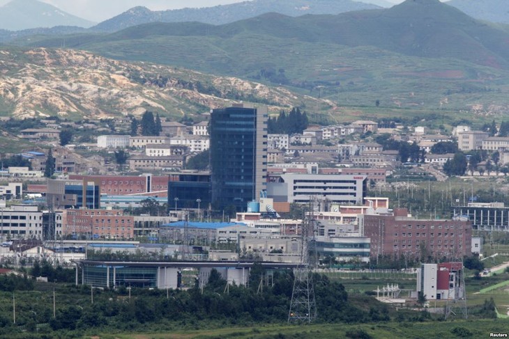 สองภาคเกาหลีเห็นพ้องที่จะเปิดดำเนินการเขตนิคมอุตสาหกรรมเกซองอีกครั้ง - ảnh 1