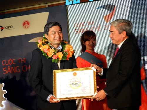 พิธีมอบรางวัลการประกวดผลงานประดิษฐ์คิดค้นประจำปี๒๐๑๓ - ảnh 1