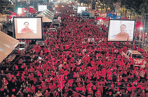 กลุ่มคนเสื้อแดงจัดการเดินขบวนสนับสนุนรัฐบาลไทย - ảnh 1