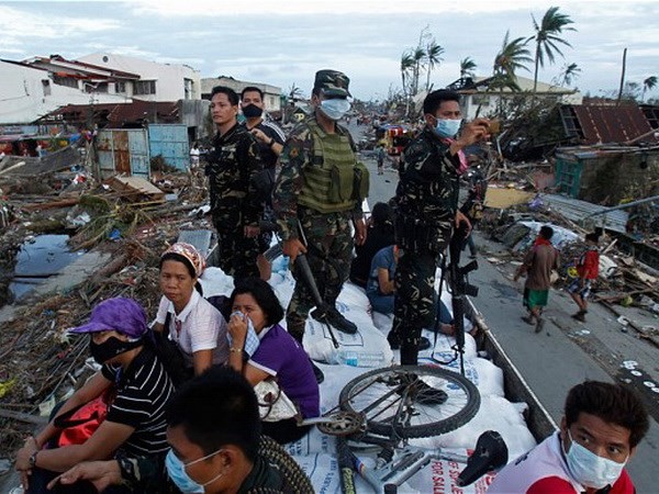 กระทรวงกลาโหมเวียดนามให้การช่วยเหลือกองทัพฟิลิปปินส์ในการแก้ไขผลเสียหายจากพายุไต้ฝุ่นไห่เยี่ยน - ảnh 1