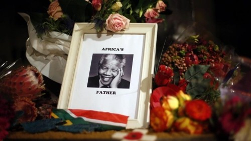 ชาวแอฟริกาใต้แสดงความเศร้าสลดใจต่อการถึงแก่อสัญญกรรมประธานาธิบดีเนลสัน แมนเดลา   - ảnh 1