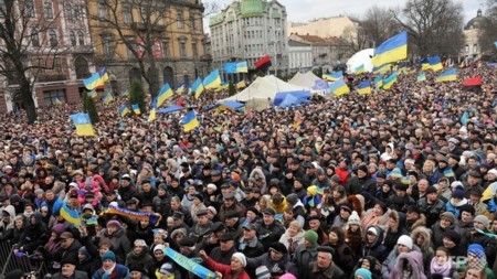 เกิดการชุมนุมครั้งใหญ่ในยูเครน - ảnh 1