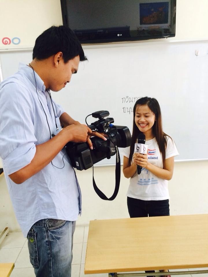 คณะผู้สื่อข่าวจากสถานีวิทยุโทรทัศน์เอ็นบีทีไทยทำสคริปวีดีทัศน์เกี่ยวกับกรุงฮานอย - ảnh 1