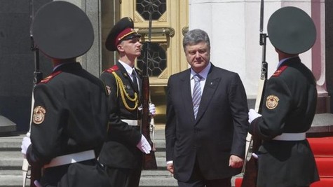 ประธานาธิบดีคนใหม่ของยูเครนเข้าพิธีสาบานตนรับตำแหน่ง - ảnh 1