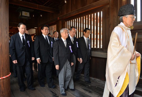 รัฐมนตรี๒คนของญี่ปุ่นเยือนศาลเจ้ายาสุคุนิ - ảnh 1