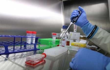 สหรัฐประสบความสำเร็จในการทดลองวัคซีนป้องกันไวรัสอีโบลาในคน  - ảnh 1