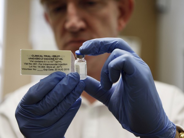 การทดลองวัคซีนต่อต้านไวรัสอีโบลาประสบผลที่น่ายินดี - ảnh 1