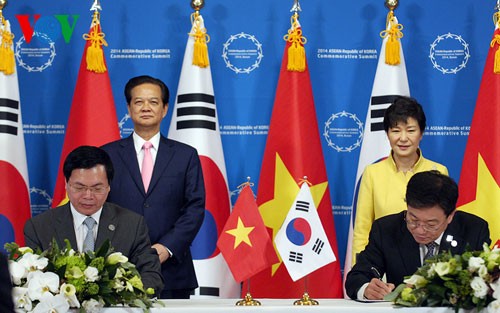 การเจรจาระหว่างนายกรัฐมนตรีเวียดนามกับประธานาธิบดีสาธารณรัฐเกาหลี - ảnh 2