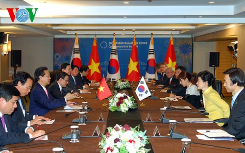 การเจรจาระหว่างนายกรัฐมนตรีเวียดนามกับประธานาธิบดีสาธารณรัฐเกาหลี - ảnh 1
