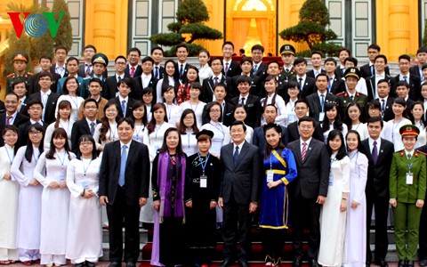 ประธานประเทศพบปะกับนักศึกษายอดเยี่ยมที่ได้รับรางวัล“ดาวเดือนมกราคม” - ảnh 1