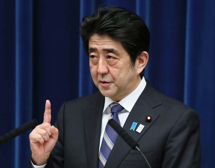 นายกรัฐมนตรีญี่ปุ่นเห็นว่า  ไม่ควรกำหนดขอบเขตทางภูมิศาสตร์ในการปฏิบัติสิทธิในการป้องกันตนเองร่วมกัน - ảnh 1