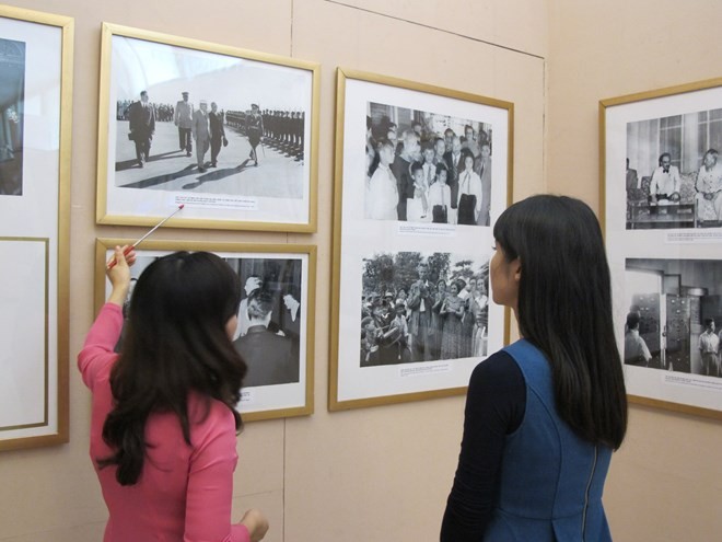 เปิดงานนิทรรศการภายใต้หัวข้อ “๖๕ปีแห่งความสัมพันธ์มิตรภาพระหว่างเวียดนามกับรัสเซีย” - ảnh 1