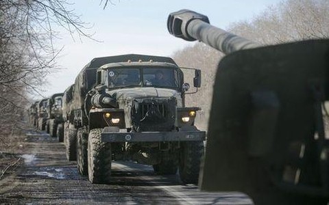 กองกำลังที่เรียกร้องการแยกตัวเป็นอิสระในภาคตะวันออกยูเครนเริ่มถอนอาวุธหนัก - ảnh 1