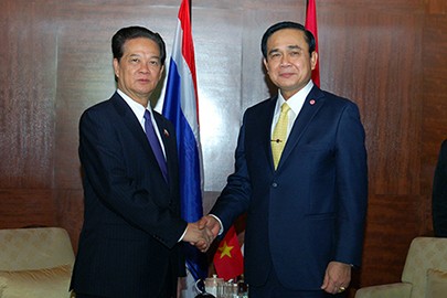 นายกรัฐมนตรีเวียดนามพบปะกับนายกรัฐมนตรีไทยในกรอบการประชุมสุดยอดอาเซียนครั้งที่๒๖ - ảnh 1
